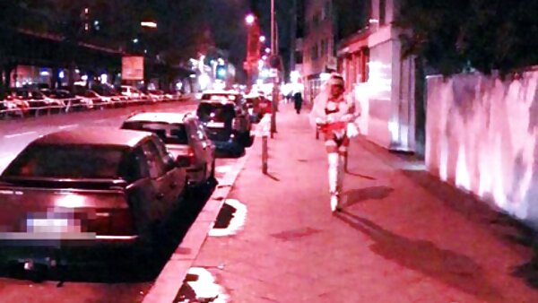 Свршената невеста ја лиже нејзината пичка