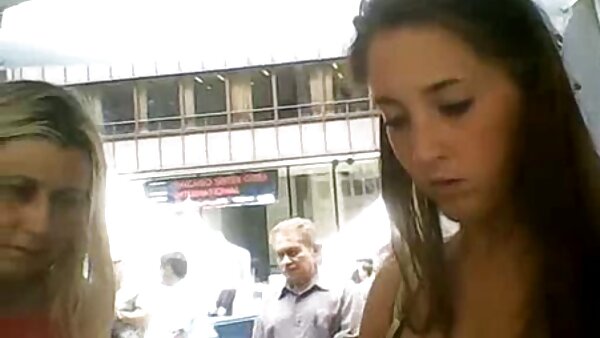 Курвата луда од рогови јава кур и офка од задоволство