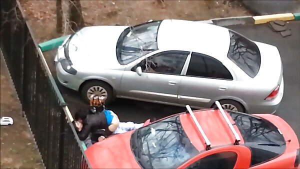 Испотената скитничка Елизабет прекриена со масло го полира својот тват со дилдо